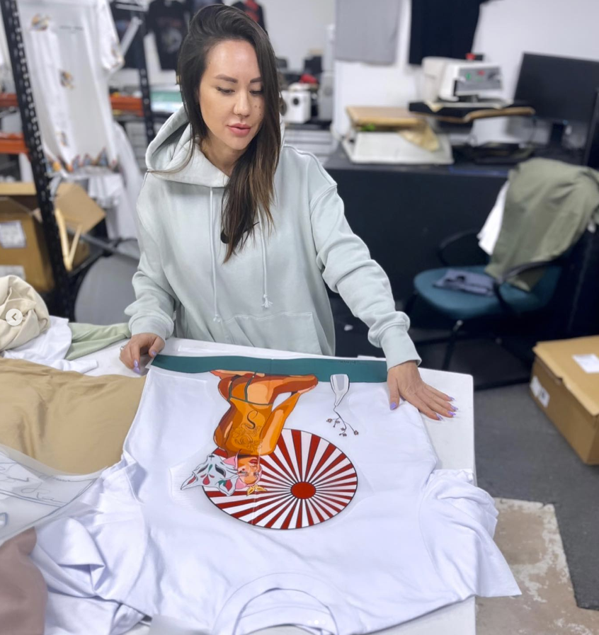 YearoftheWoman_'s tweet photo. Hey friends ✌🏽 we’ve got some exciting things in the works 🚧

Benny and I, @yasminshimaart  are launching Shimablanco 🚀

We are working on perfecting our wearable art for your enjoyment. 

Premium streetwear with limited art for creatives, by creatives.

Love,
ShimaBlanco 🖤 https://t.co/iHdJDZCUFg