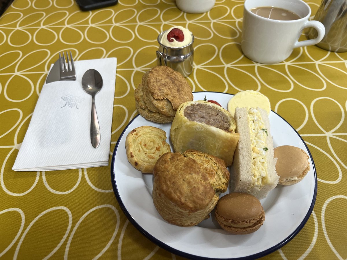 ⁦<a href="/charlieboychef/">Hodson & Co</a>⁩ , I believe I am eating your sausage rolls ⁦👍