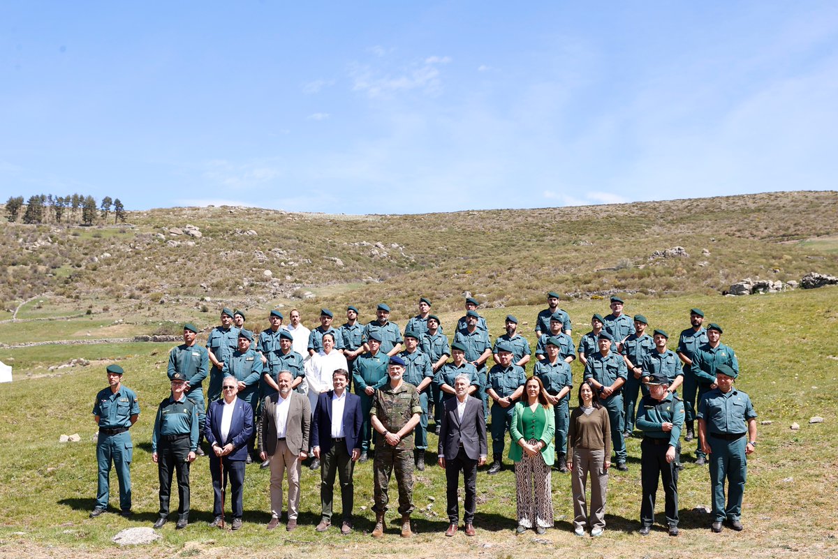 CasaReal's tweet photo. El Rey, con una representación de la unidad del Servicio de Protección de la Naturaleza de la Guardia Civil, #SEPRONA.

➡️https://t.co/gFkCJ2DApt https://t.co/roo0bqnqIb