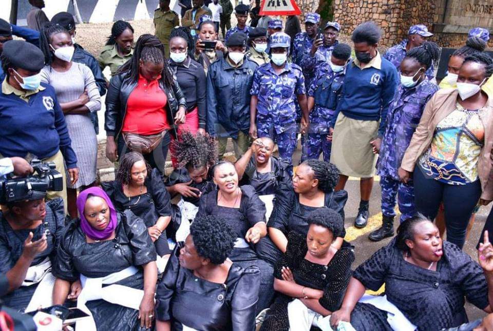 JNambeshe's tweet photo. What is the motive for such high-handed action against female members of @Parliament_Ug who were not in any way engaging in violence but marching peacefully?

If the motive is to strike fear in the hearts of the ordinary citizens by demuhanizing us as their leaders,its a fallacy. https://t.co/h5CGjDApip