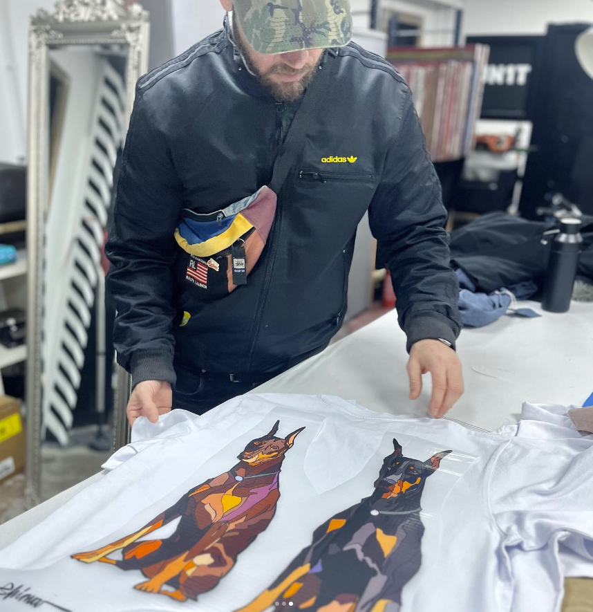 YearoftheWoman_'s tweet photo. Hey friends ✌🏽 we’ve got some exciting things in the works 🚧

Benny and I, @yasminshimaart  are launching Shimablanco 🚀

We are working on perfecting our wearable art for your enjoyment. 

Premium streetwear with limited art for creatives, by creatives.

Love,
ShimaBlanco 🖤 https://t.co/iHdJDZCUFg