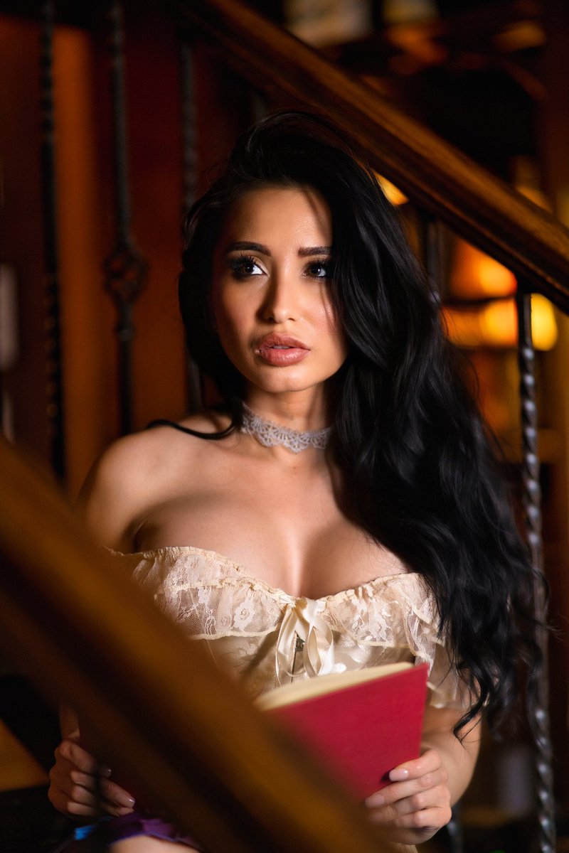 the_radiant_np's tweet photo. ๐ธ @laforce_visuals
Model @the_radiant_np
@thebansheeirishpub
.
.
.
#banshee #irishpub #photoshootday #rusticphotography #booklover #bookworm #irishwomen #irishstyle #irishportraitartist #corset #corsetdress #corsettop #chokernecklace #hapa #eurasianmodel #eurasiangirl https://t.co/HSth0jo3cB