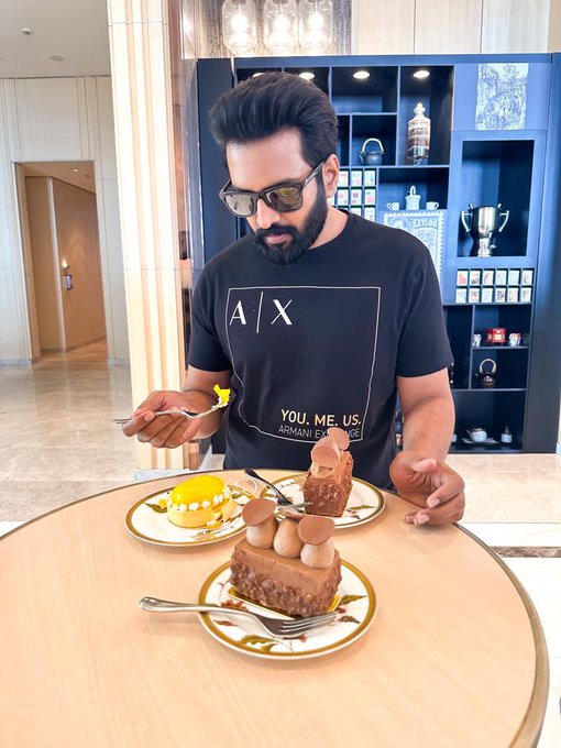 thepeoplesdesk's tweet photo. Life is short, Make it sweet😋🥳

#Santhanam | #lifeisshort | #cineclick | #TPD | #thepeoplesdesk @iamsanthanam https://t.co/77FtLO13bL