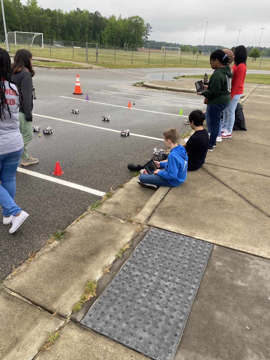 McMillen_724's tweet photo. @cte_ccs Middle School students are learning all about STEM careers and practicing their skills. #betabox #successfulStudents https://t.co/3vpPxdSPj9