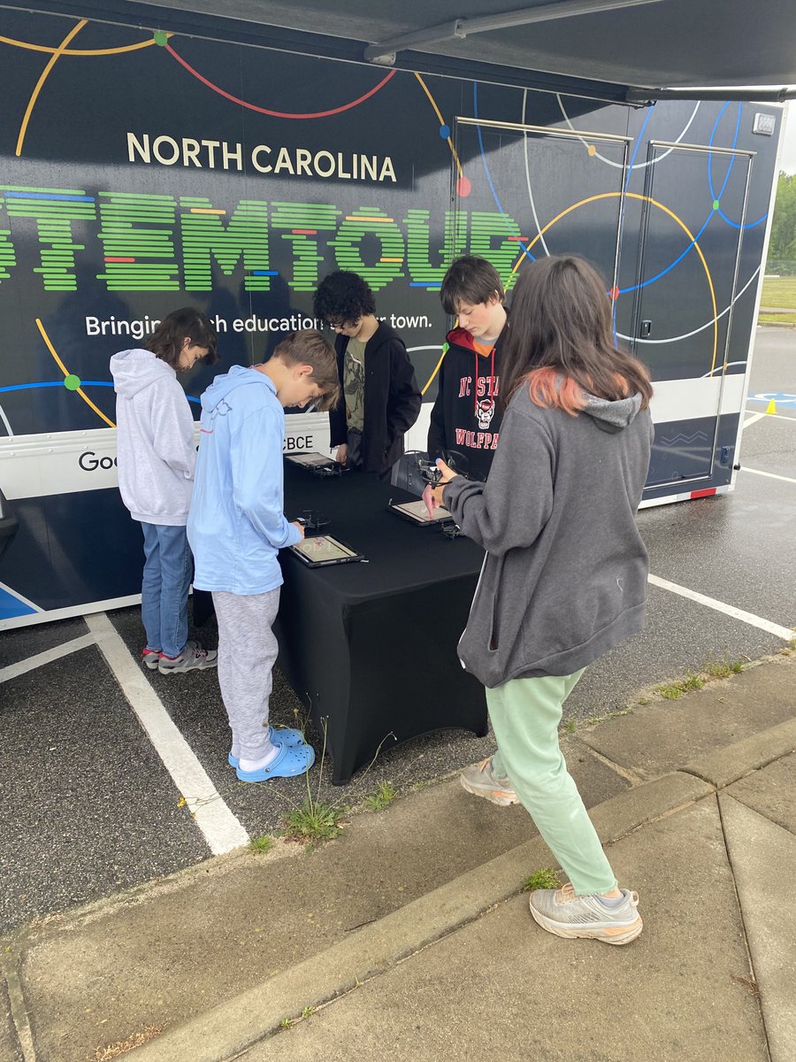 ⁦@cte_ccs⁩ Middle School students are learning all about STEM careers and practicing their skills. #betabox #successfulStudents