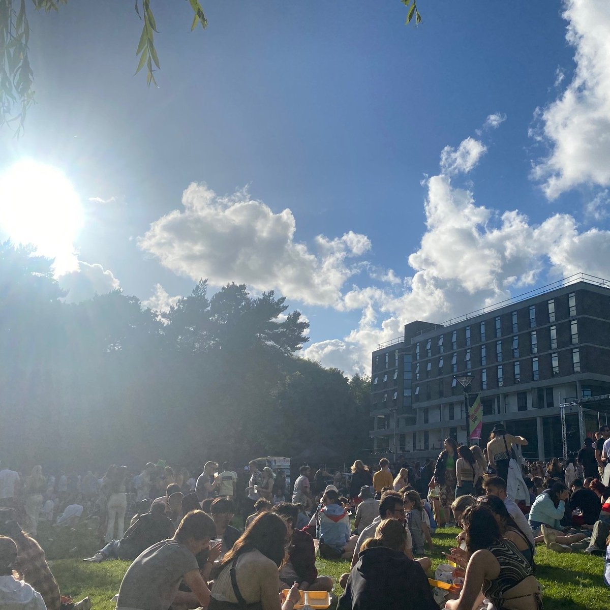 GuildofStudents's tweet photo. 🧵1/2  

Summer is nearly here 🤪 

On Saturday, 10th June, Vale Fest (Europe's largest student run festival) will return! 🤩

ValeFest shines a light on local talent by giving up and coming Birmingham artists and bands a platform.

#ValeFest #UoB https://t.co/X0FQExB5OY