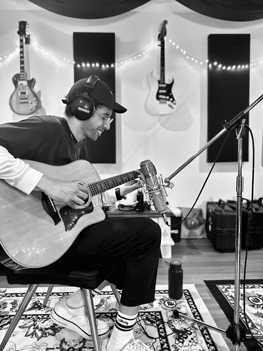 the face I made when I figured out how to play smoke on the water.. also the face I made when I realised we’re less than a day away… 🫰🏽☁️ #groovyfrens #groovyverse