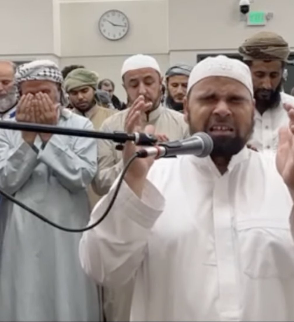 هنا في تلك اللحظة، قبل أسبوعين فقط، كان الشيخ #عبدالله_كامل يدعو: "نسألك لذة النظر إلى وجهك الكريم" ويبكي متأثرًا، لكن ما هز قلبي أنه لم يعرف معنى النظر، ولا شعور البصر، ولا كيف تعمل العين، وكل عزائه عن ثمانية وثلاثين عامًا من ضياع البصر في الدنيا "نظرة" لوجه الله! ألا ربح البيع!