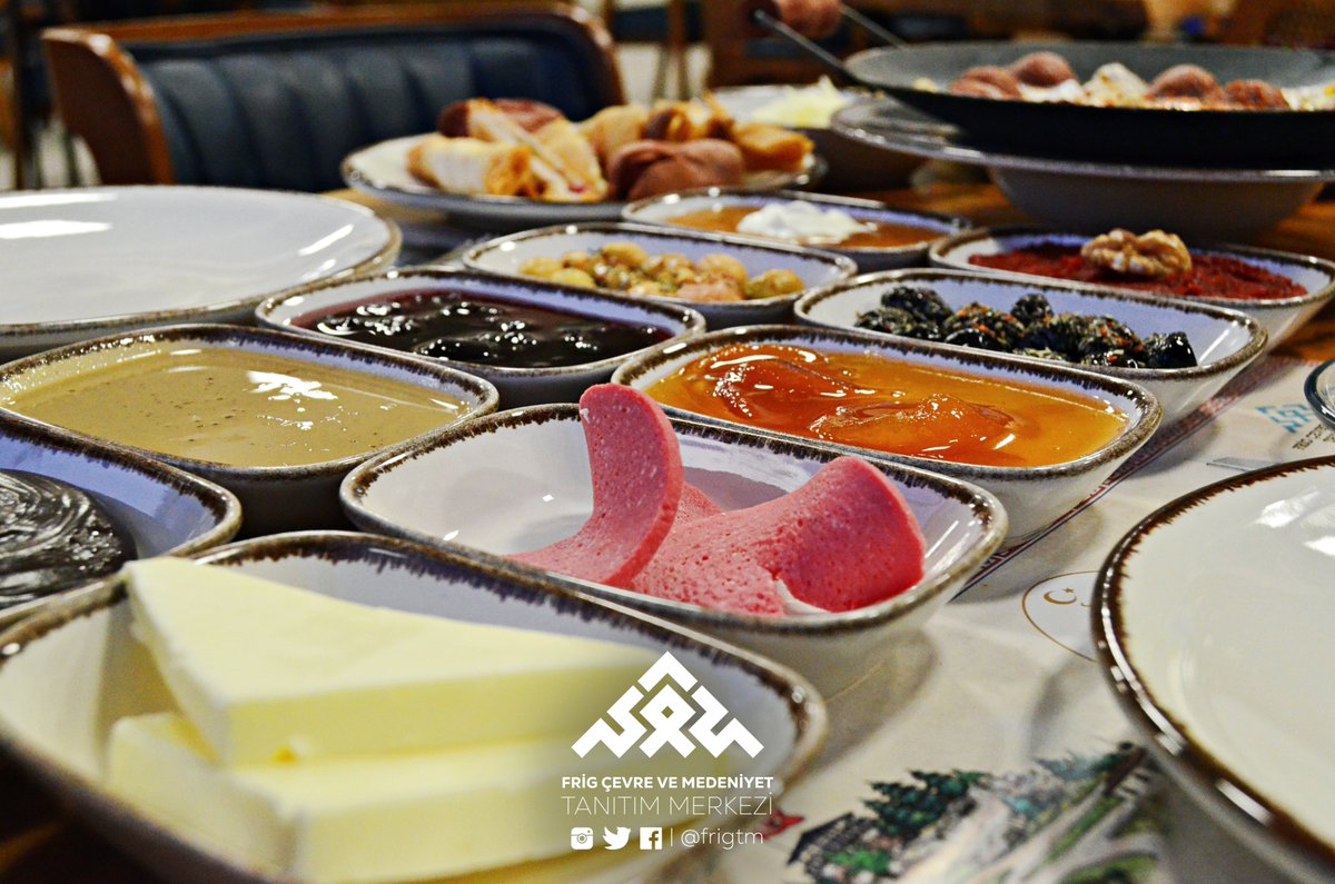 Bu hafta sonu ailenizle birlikte huzur dolu bir kahvaltı sofrasında buluşmaya ne dersiniz? Haydi bu gönderinin altına birlikte kahvaltı yapmak istediğiniz birini etiketleyin! 🍳 ☕️ 🍞 🍴

#FrigTM #Frigler #Kütahya #FrigSiziÇağırıyor #Kahvaltı