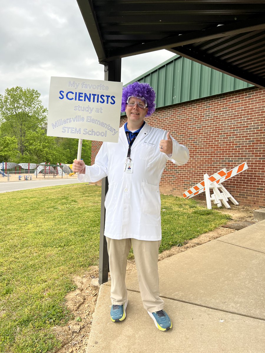 Our students are taking the Science portion of TNReady today! Our amazing 5th grade Science teacher greeted the students like this this morning. We have a school full of little scientists! <a href="/MESMustangsTN/">Millersville Elementary School</a> <a href="/sumnerstem/">@SumnerSTEM @SumnerSTEAM</a> #SumnerAchieves <a href="/theTSIN/">Tennessee STEM Innovation Network</a>