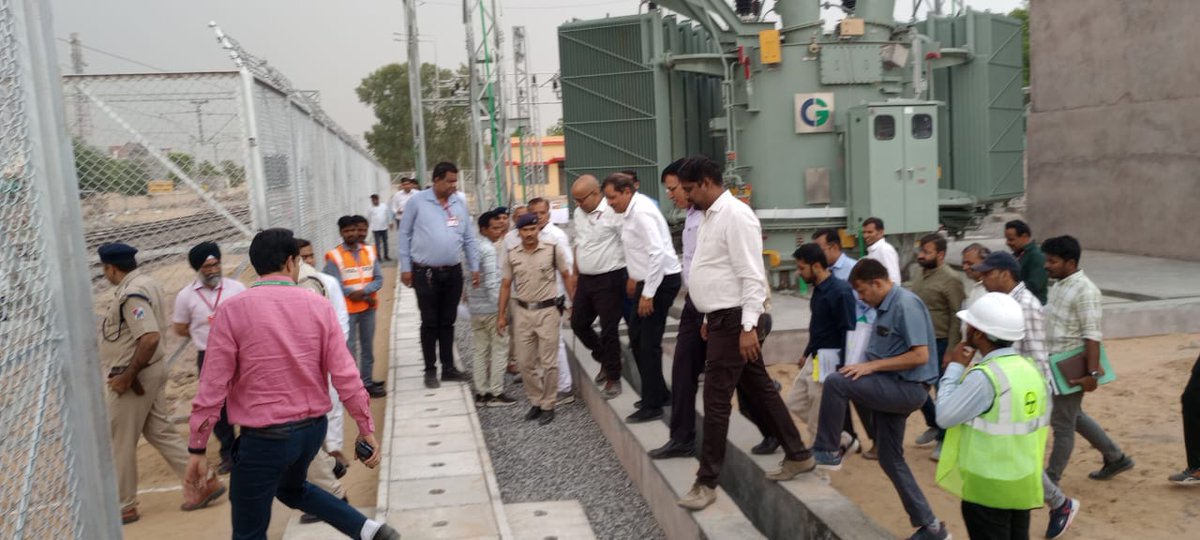 drmbikaner's tweet photo. महाप्रबंधक/ उत्तर पश्चिम रेलवे ने बीकानेर मंडल के दौरे के अंतर्गत रेल विद्युतीकरण परियोजना से संबंधित रजियासर सब स्टेशन का निरीक्षण कर अधिकारियों को आवश्यक निर्देश दिए। https://t.co/IqL5ONhsIq