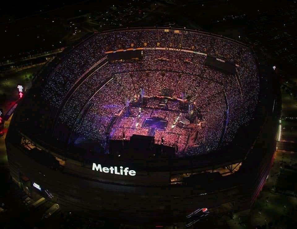 tksovers's tweet photo. Yeah BTS were totally not the first Korean Act to sell out 2 nights at MetLife Stadium 6 years into their career https://t.co/6eNz3JhyHt