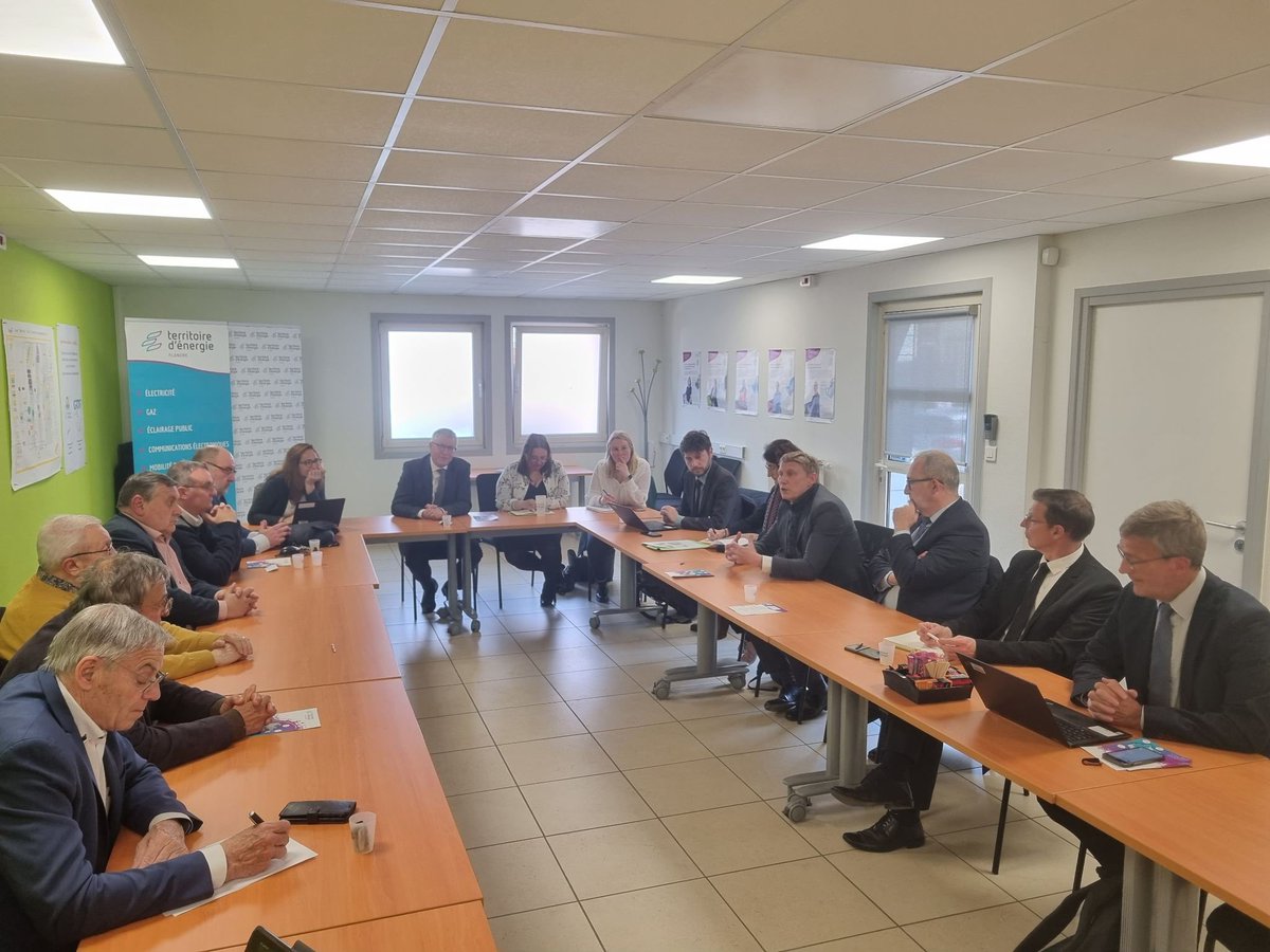 TE_HdF's tweet photo. En direct - réunion de travail entre les élus de @TE_HdF 
et @FrederiMartin @GRDF 
A l’ordre du jour: 
✅ changement de gaz
✅ compteur communicant
✅ gaz vert et methanisation https://t.co/AUkHRauGpF