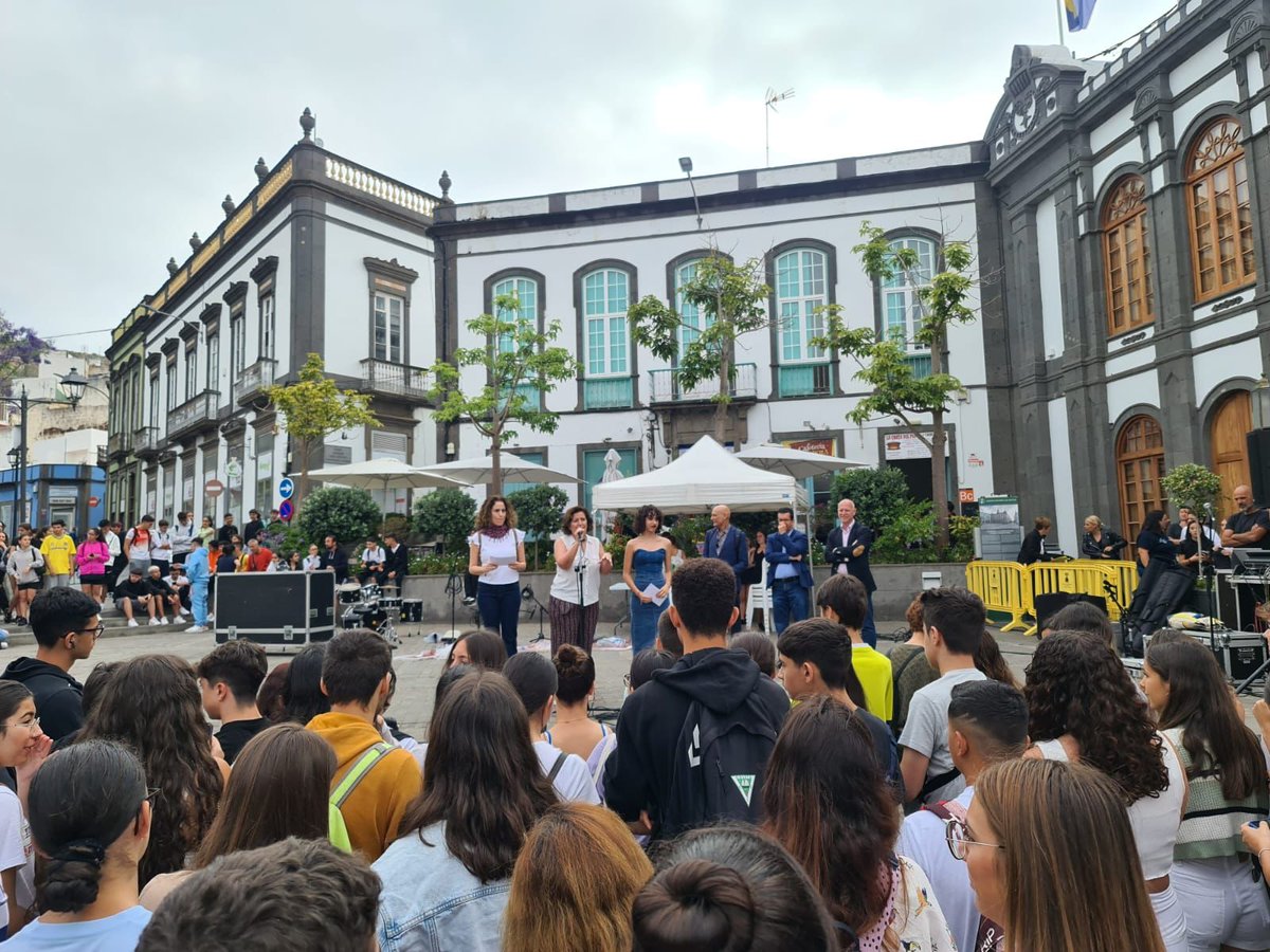 EducacionGobC's tweet photo. 📢Esta mañana ha dado comienzo en #Arucas el XXVII encuentro de Educación Secundaria de Gran Canaria, que en esta edición se desarrolla bajo el lema “jóvenes por el clima”

👨🏾‍🎓👩🏾‍🎓El evento ha reunido a 54 centros y más de 5.000 alumnos y alumnas de esa isla

🤝🏾Con @EducacionCan https://t.co/FOWQBNzn5V
