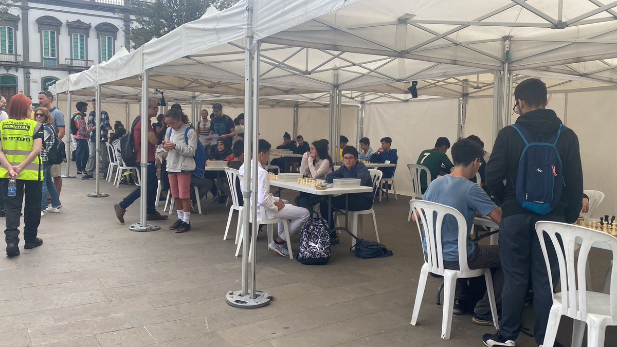 EducacionGobC's tweet photo. 📢Esta mañana ha dado comienzo en #Arucas el XXVII encuentro de Educación Secundaria de Gran Canaria, que en esta edición se desarrolla bajo el lema “jóvenes por el clima”

👨🏾‍🎓👩🏾‍🎓El evento ha reunido a 54 centros y más de 5.000 alumnos y alumnas de esa isla

🤝🏾Con @EducacionCan https://t.co/FOWQBNzn5V