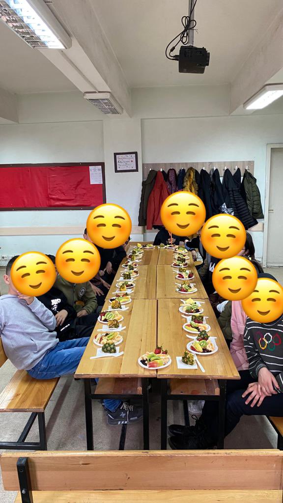 KurtulusIlk's tweet photo. 6/B sınıfı öğrencilerimiz Ramazan ayında birbirlerini kırıp üzmeden Ramazan ayını güzel bir şekilde geçirdikleri için #DeğerlerEğitimi #ÇEDES kapsamında  Din Kültürü Öğretmenimiz Havva Köşgen tarafından ödüllendirildi.
@omertekesmia @s__karakurt @skaygusuz @horasanmem25 https://t.co/aCdxmL2QpE