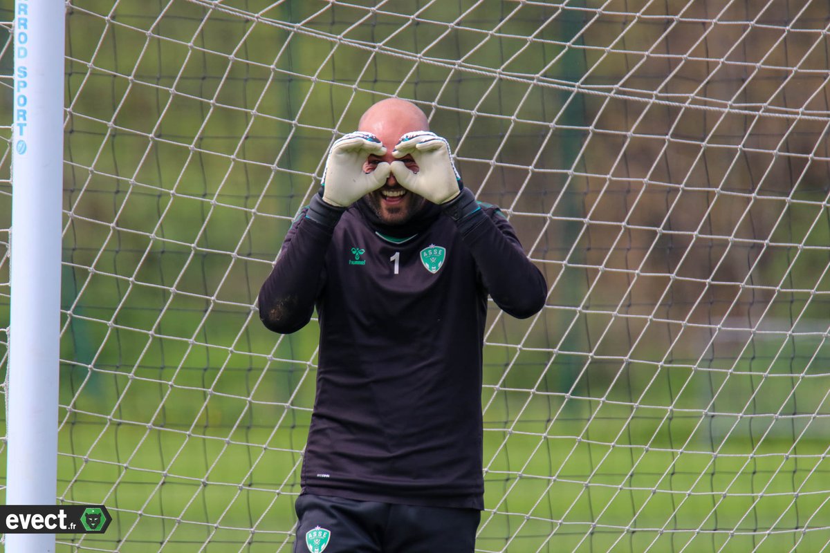 Site_Evect's tweet photo. Quand tu laisses l’appareil photo au stagiaire (gardien de but🧤) 😂👇

#ASSE
📸©️Evect https://t.co/Wwo46y6Aoi