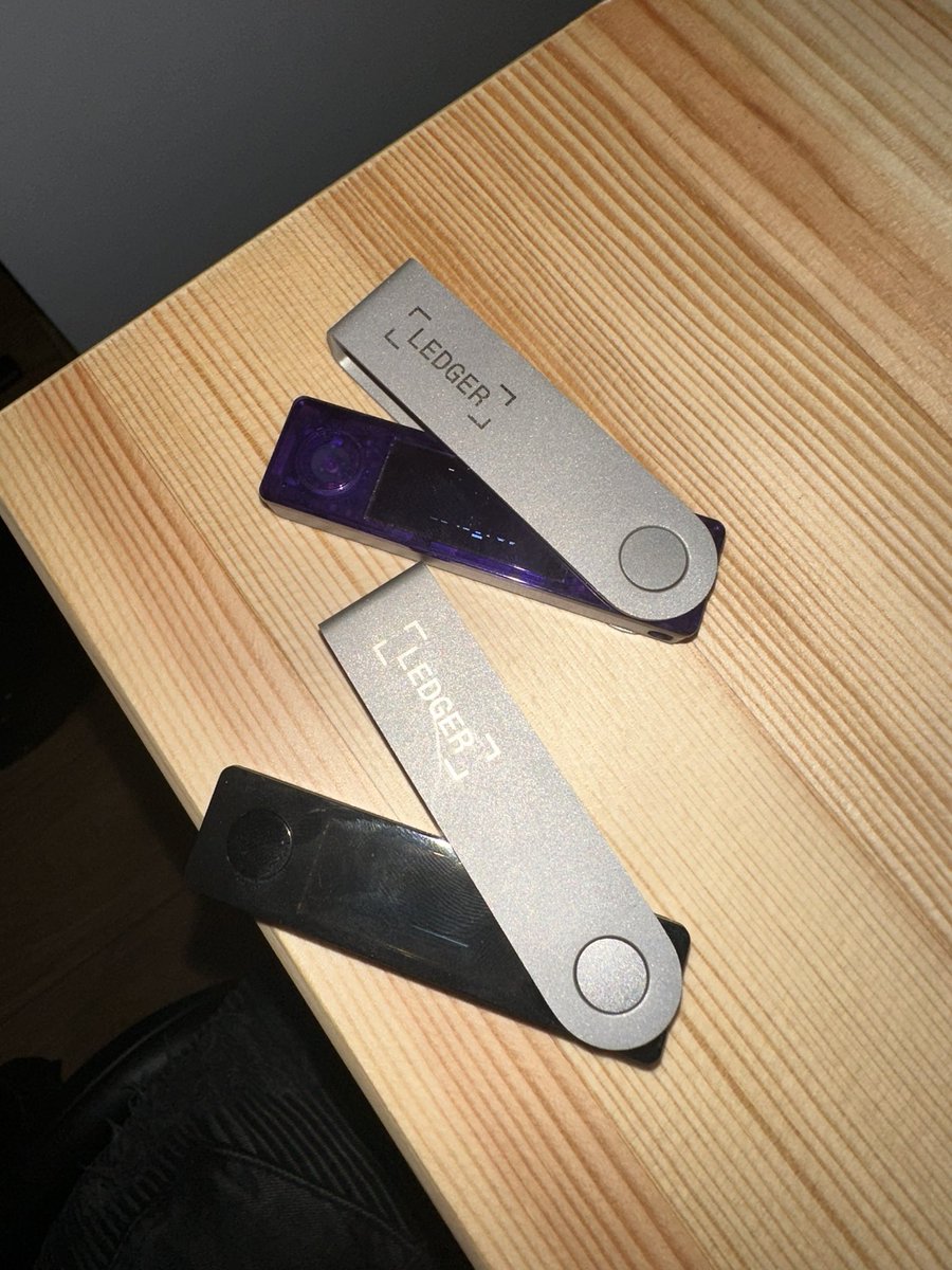 Ledger NANO-X Giveaway! 🎁 

- Like &amp; RT 
- Follow <a href="/NFTGUYY/">nftguyy</a> &amp; <a href="/3orovik/">borovik</a> 
- tag your frens 

48 Hours ⏰ 

Winner will be sent ETH to buy the ledger. Good luck! ❤️