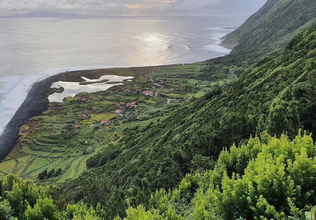 Se gostaste do conteúdo deixa um comentário e um like, partilha e segue a conta do @azoreswhatelse 

Photo by @ricardocorreia_87 The place where time does not exist.

#walkingtrail #saojorge #fajasantocristo