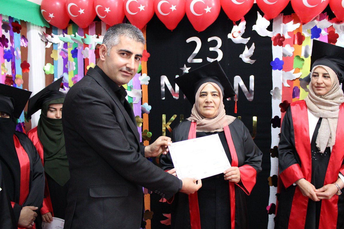 EdremitAdem's tweet photo. ErenkentAileDestek Merkezimizin hazırlamış olduğu 23NisanveMezuniyet töreni Programı.Programa Edremit SYDV müdürümüz Sn.Taner TAKIS Edremit müftü vekilimiz  Sn.Abdurrakip ÜLGEN ve Adem koordinatörleri katılımsağladılar.
@tcvanedremit @tcailesosyal @deryayanikashb @erenkentADEM_1 https://t.co/QgZ3lCGlYd