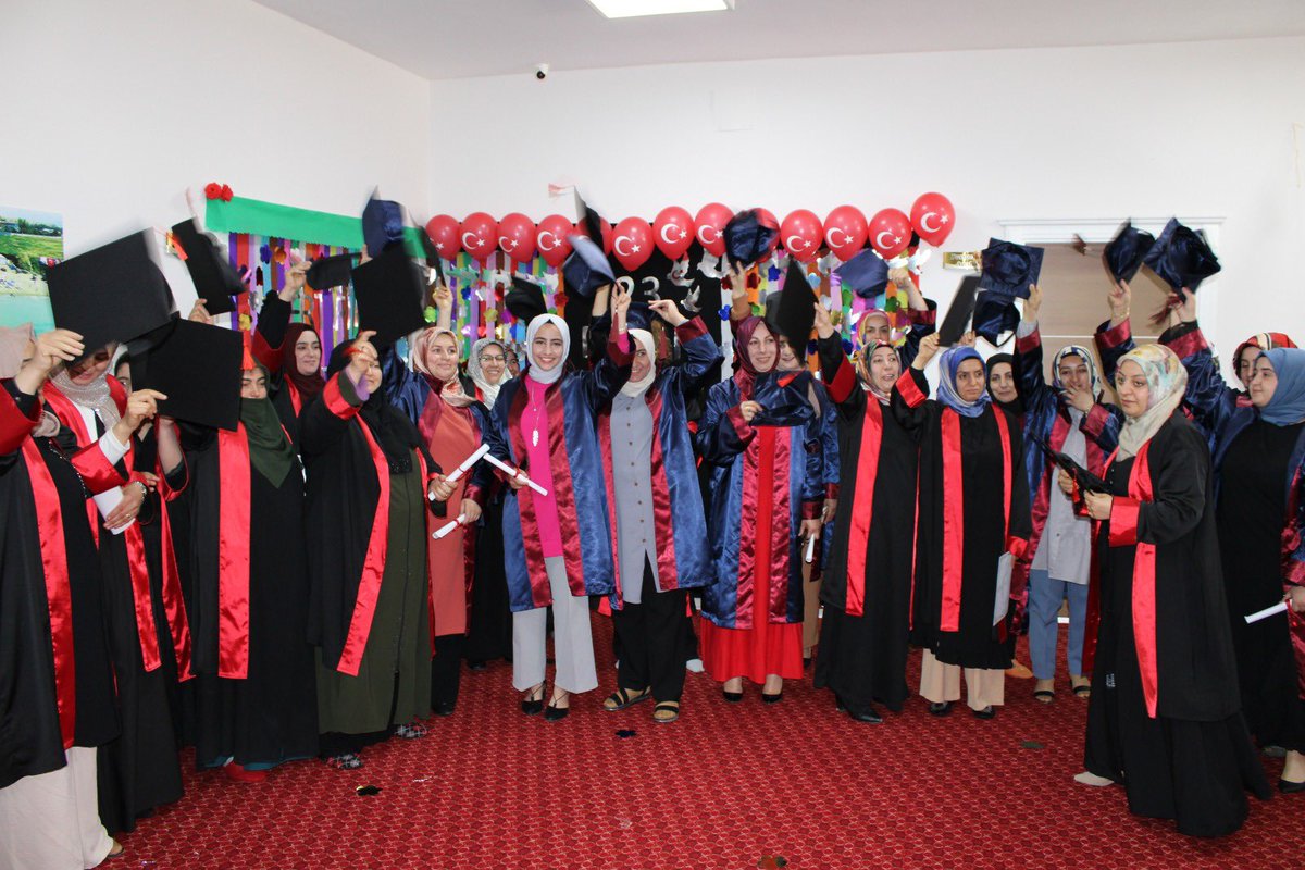 EdremitAdem's tweet photo. ErenkentAileDestek Merkezimizin hazırlamış olduğu 23NisanveMezuniyet töreni Programı.Programa Edremit SYDV müdürümüz Sn.Taner TAKIS Edremit müftü vekilimiz  Sn.Abdurrakip ÜLGEN ve Adem koordinatörleri katılımsağladılar.
@tcvanedremit @tcailesosyal @deryayanikashb @erenkentADEM_1 https://t.co/QgZ3lCGlYd