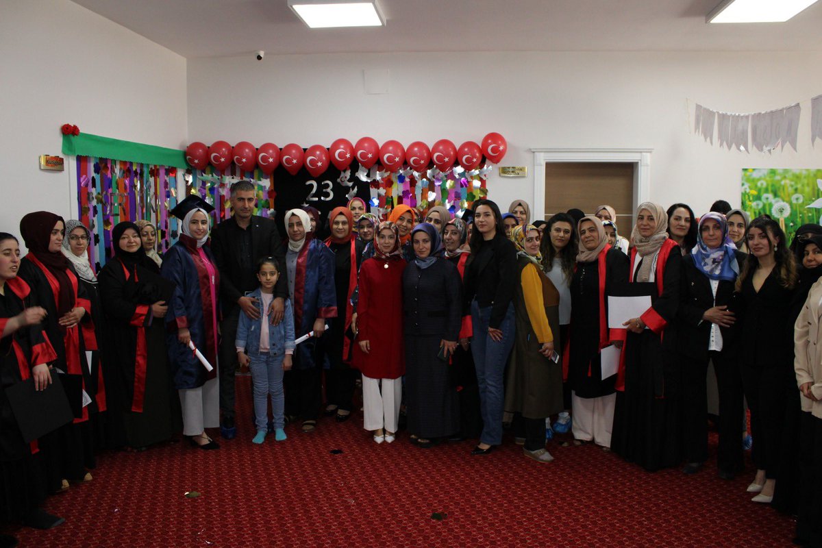 EdremitAdem's tweet photo. ErenkentAileDestek Merkezimizin hazırlamış olduğu 23NisanveMezuniyet töreni Programı.Programa Edremit SYDV müdürümüz Sn.Taner TAKIS Edremit müftü vekilimiz  Sn.Abdurrakip ÜLGEN ve Adem koordinatörleri katılımsağladılar.
@tcvanedremit @tcailesosyal @deryayanikashb @erenkentADEM_1 https://t.co/QgZ3lCGlYd