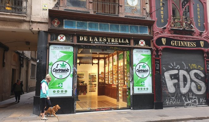 Arran de la transformació de la històrica Farmàcia de la Estrella (1840) en una botiga de cànnabis, us proposo un fil per recordar que fa 125 anys el carrer Ferran tenia les millors botigues de Barcelona.

Les voleu veure? 👇👇👇