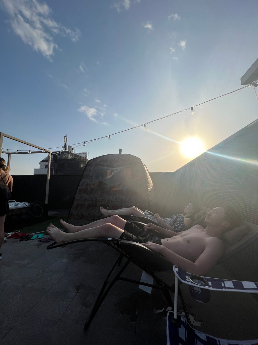 【ノマド家であったイベントを紹介】  
屋上BBQとテントサウナ / 2023年4月23日  

 住人＋OBとそのお友達が遊びにきてましたが、はじめましての人もすぐに馴染んで楽しくBBQ 🍖🔥

テントサウナは屋上にあるプールに水をためて水風呂代わりにして、交代でワイワイと楽しみました🥳
