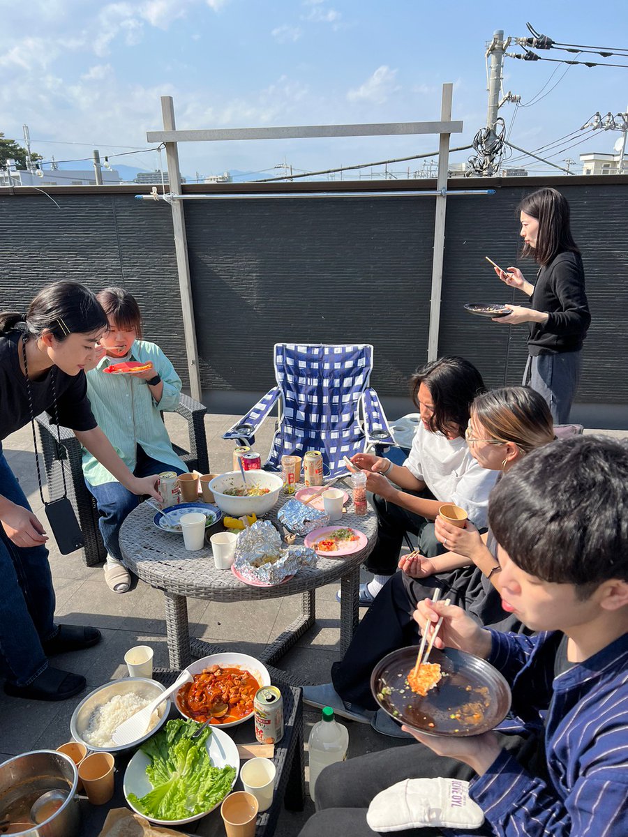 nomadoya2's tweet photo. 【ノマド家であったイベントを紹介】  
屋上BBQとテントサウナ / 2023年4月23日  

 住人＋OBとそのお友達が遊びにきてましたが、はじめましての人もすぐに馴染んで楽しくBBQ 🍖🔥

テントサウナは屋上にあるプールに水をためて水風呂代わりにして、交代でワイワイと楽しみました🥳 https://t.co/r24R9ha1GM