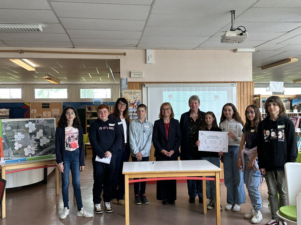 AcBordeaux's tweet photo. ♻️La rectrice @abisagni a le plaisir de remettre au @ClgEsquinanceLR #LaRéole le label d'établissement en démarche de développement durable #E3D. Il récompense l'engagement du collège dans de nombreux projets des 17 #ODD
✅364 écoles, collèges &amp; lycées sont déjà labellisés ! https://t.co/sgWrW2PxVb