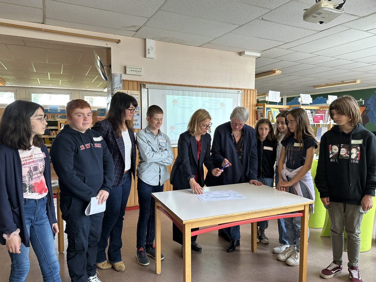 AcBordeaux's tweet photo. ♻️La rectrice @abisagni a le plaisir de remettre au @ClgEsquinanceLR #LaRéole le label d'établissement en démarche de développement durable #E3D. Il récompense l'engagement du collège dans de nombreux projets des 17 #ODD
✅364 écoles, collèges &amp; lycées sont déjà labellisés ! https://t.co/sgWrW2PxVb