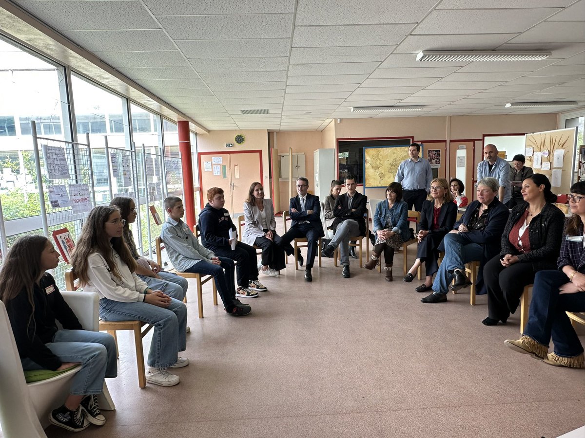 AcBordeaux's tweet photo. ♻️La rectrice @abisagni a le plaisir de remettre au @ClgEsquinanceLR #LaRéole le label d'établissement en démarche de développement durable #E3D. Il récompense l'engagement du collège dans de nombreux projets des 17 #ODD
✅364 écoles, collèges &amp; lycées sont déjà labellisés ! https://t.co/sgWrW2PxVb