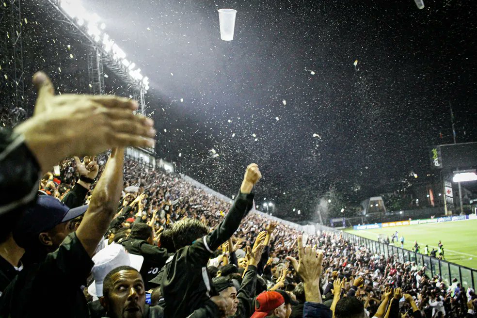 Mais uma vez a torcida do Vasco da aulas. Os 20 mil ingressos disponibilizados para o jogo contra o Bahia, em São Januário, esgotou-se em menos 8hs.

Lembrando o jogo é Segunda-feira, ás 20:00hs

📷: Matheus Lima