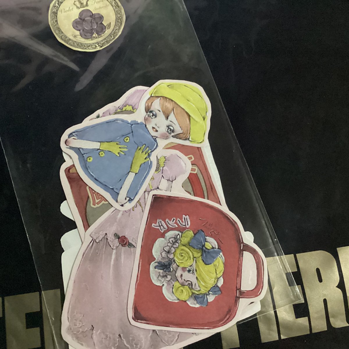 MILKPUNKSEX's tweet photo. アトリエピエロ大阪店でヴァイオレットフェーンのバッチとシール買いました👗ツインテ少女のバッチ、何と木製❣️オマケでヴァイオレットフェーンのコースター貰っちゃった🎁んですがこの図柄、謎過ぎ🐻😊 #violetfane https://t.co/QPmrRy76Ms