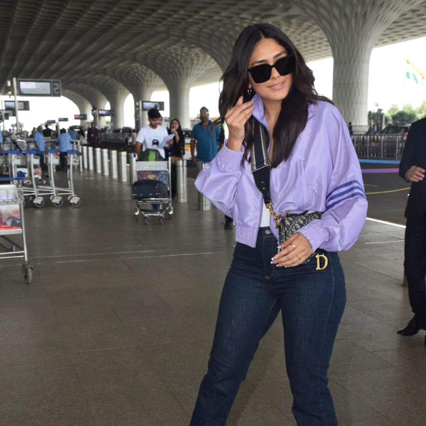 jyomrunal's tweet photo. If Beauty is a woman then it seems like you princess ☺️
#MrunalThakur #airport #mumbai #goa #nani30 #mrunalthakurfans #jyomrunal https://t.co/frYDS3Q4ar