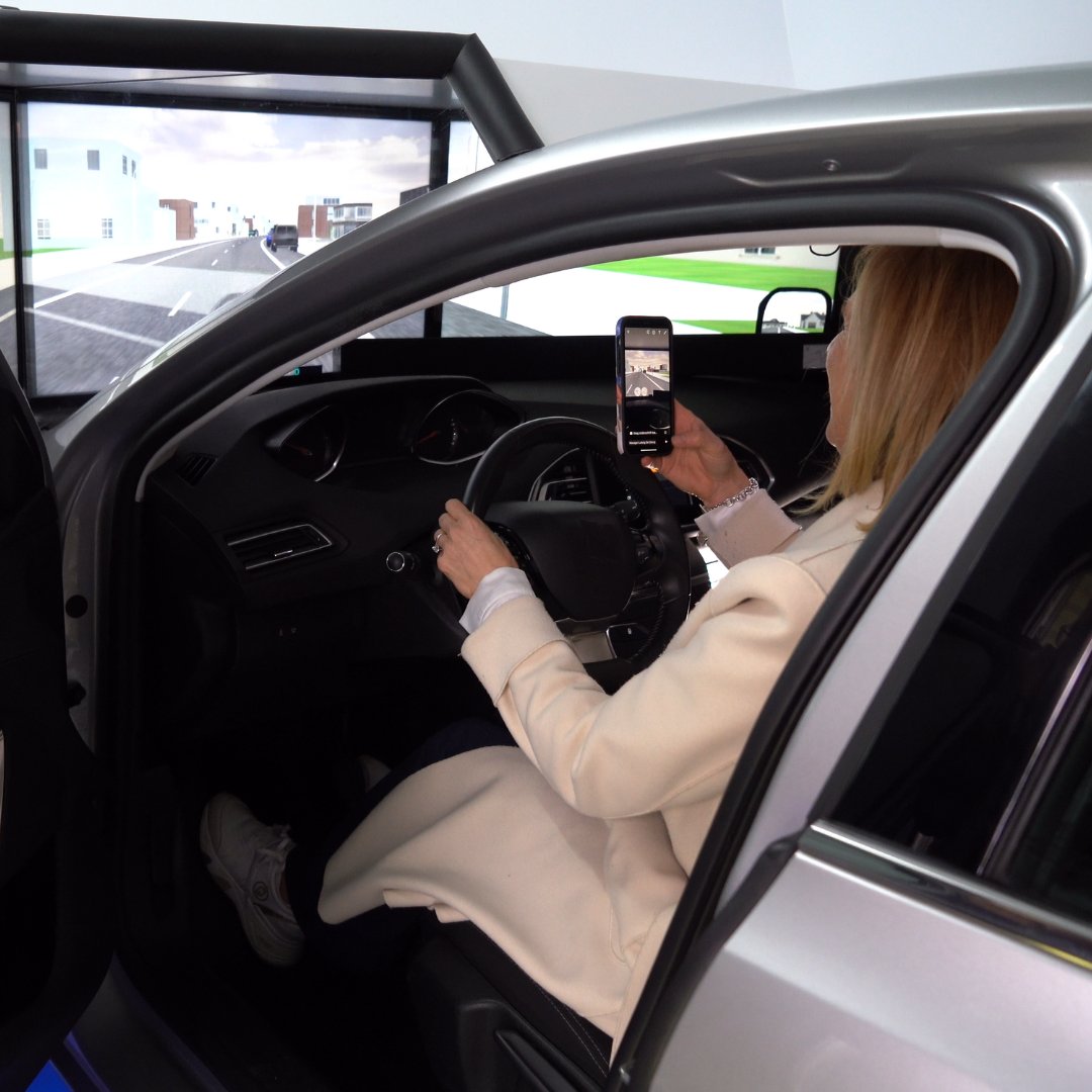 Altijd_Alert's tweet photo. Zondag stonden we met onze #rijsimulator op de Baloise Antwerp 10 Miles om de aanwezigen bewust te maken rond #afleiding achter het stuur. 
📸 Bekijk hier alvast enkele sfeerbeelden.

@baloise_be @Vias_institute #AltijdAlert #NinaDerwael #verkeersveiligheid #BaloiseAntwerp10Miles https://t.co/gKvecy7Tn2