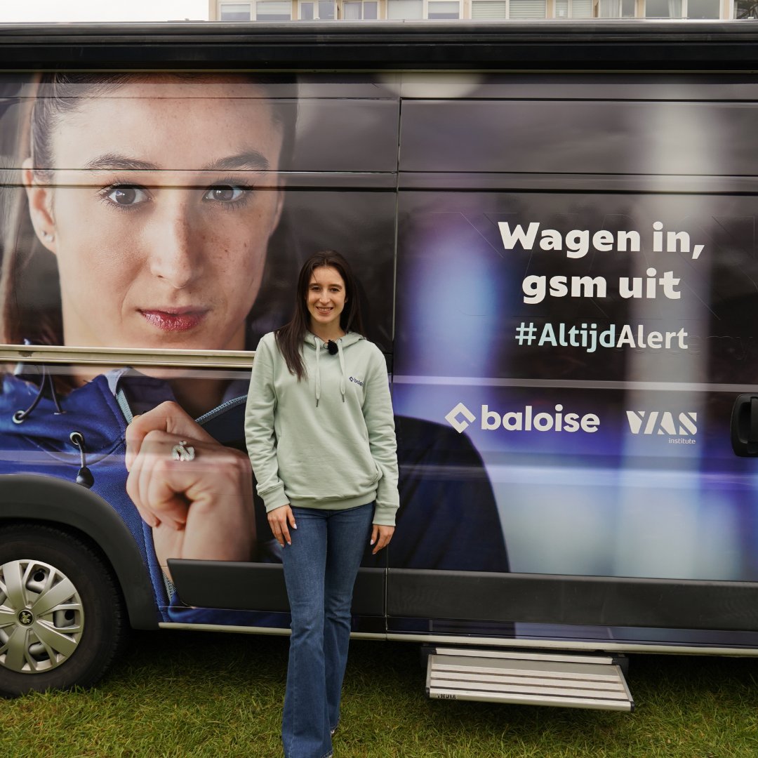 Altijd_Alert's tweet photo. Zondag stonden we met onze #rijsimulator op de Baloise Antwerp 10 Miles om de aanwezigen bewust te maken rond #afleiding achter het stuur. 
📸 Bekijk hier alvast enkele sfeerbeelden.

@baloise_be @Vias_institute #AltijdAlert #NinaDerwael #verkeersveiligheid #BaloiseAntwerp10Miles https://t.co/gKvecy7Tn2