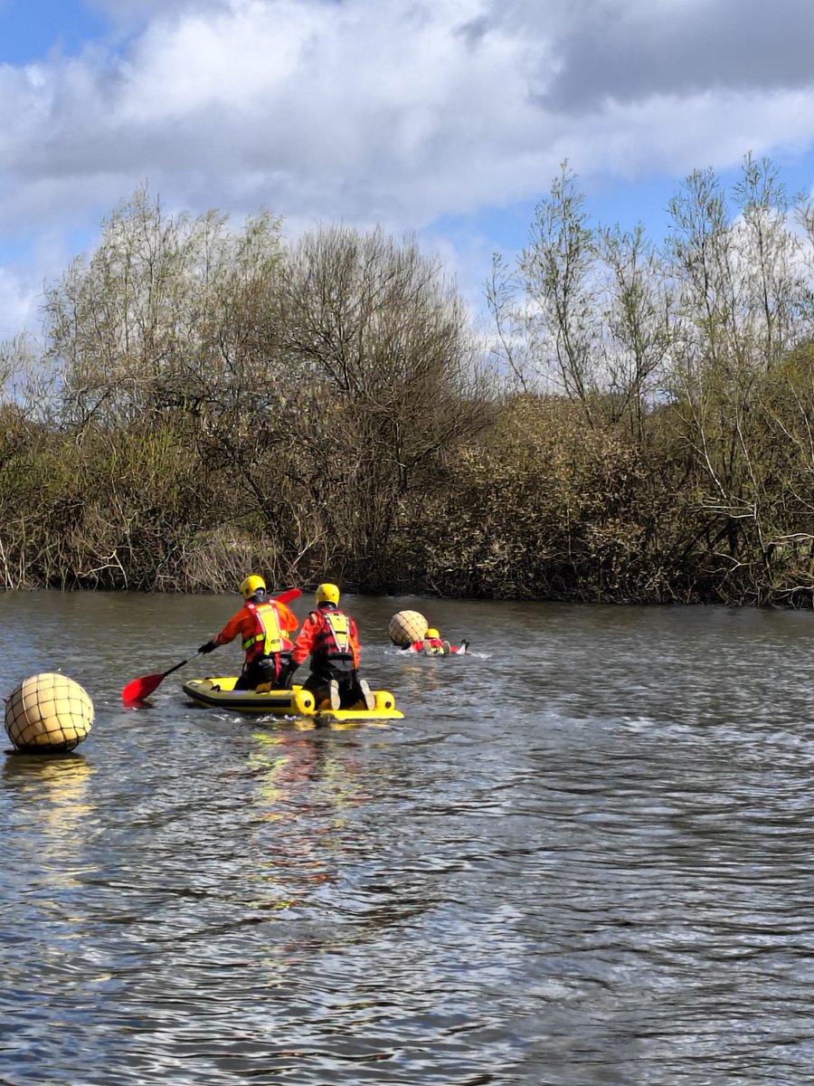 A07Fire's tweet photo. Rickmansworth crews pictured whilst at a water exercise, practising water procedures and rescue techniques. #rickytraining #rickyfire https://t.co/vZ9q1WU93O