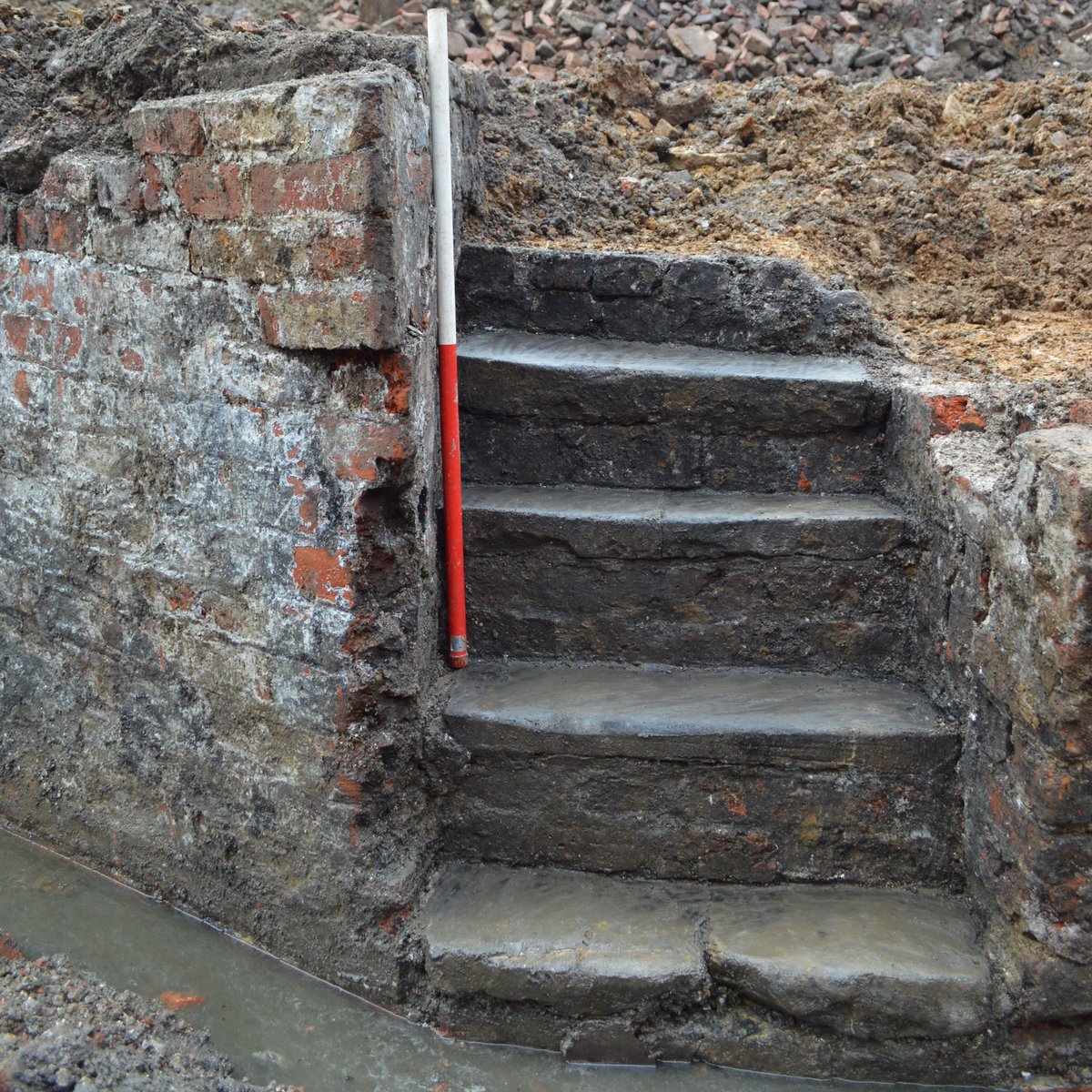 It's incredible to see what's #preserved under the ground! Here, we've got a perfect set of stairs excavated under what had been a modern steel works in #Sheffield. 

#CommercialArchaeology #Yorkshire #YorkshireHistory #IndustrialHistory #Victorian #Victoriana #OneTwoStep