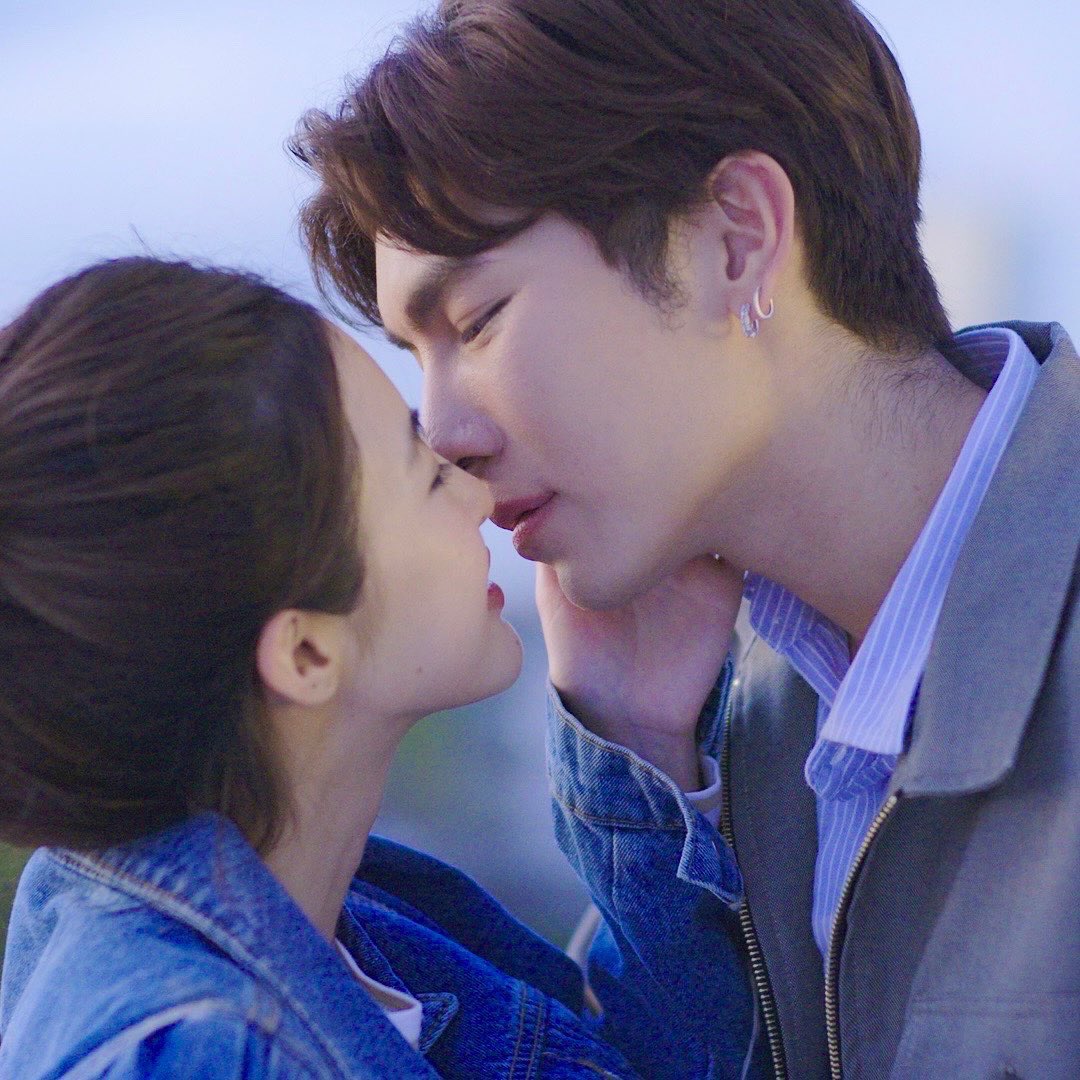 MewSuppasit_TW's tweet image. So excited for this kiss💋

#LoveMeAgainEP6