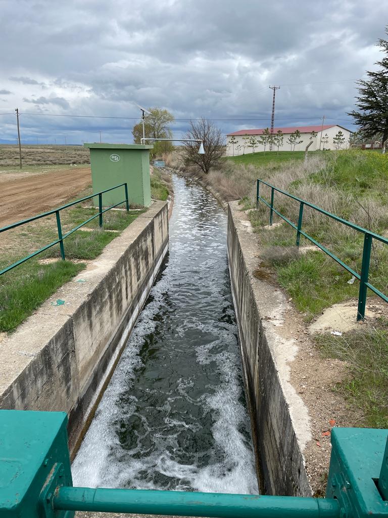 Bölge Müdür Yardımcımız Sayın Mükerrem ÖĞÜT, ilgili Şube Müdürleri, Sulama Birlik Başkanları ve personelin katılımıyla; #Eskişehir #Çifteler Sulaması 2023 yılı sulama sezonu kurban kesimi ve dualar eşliğinde açıldı.