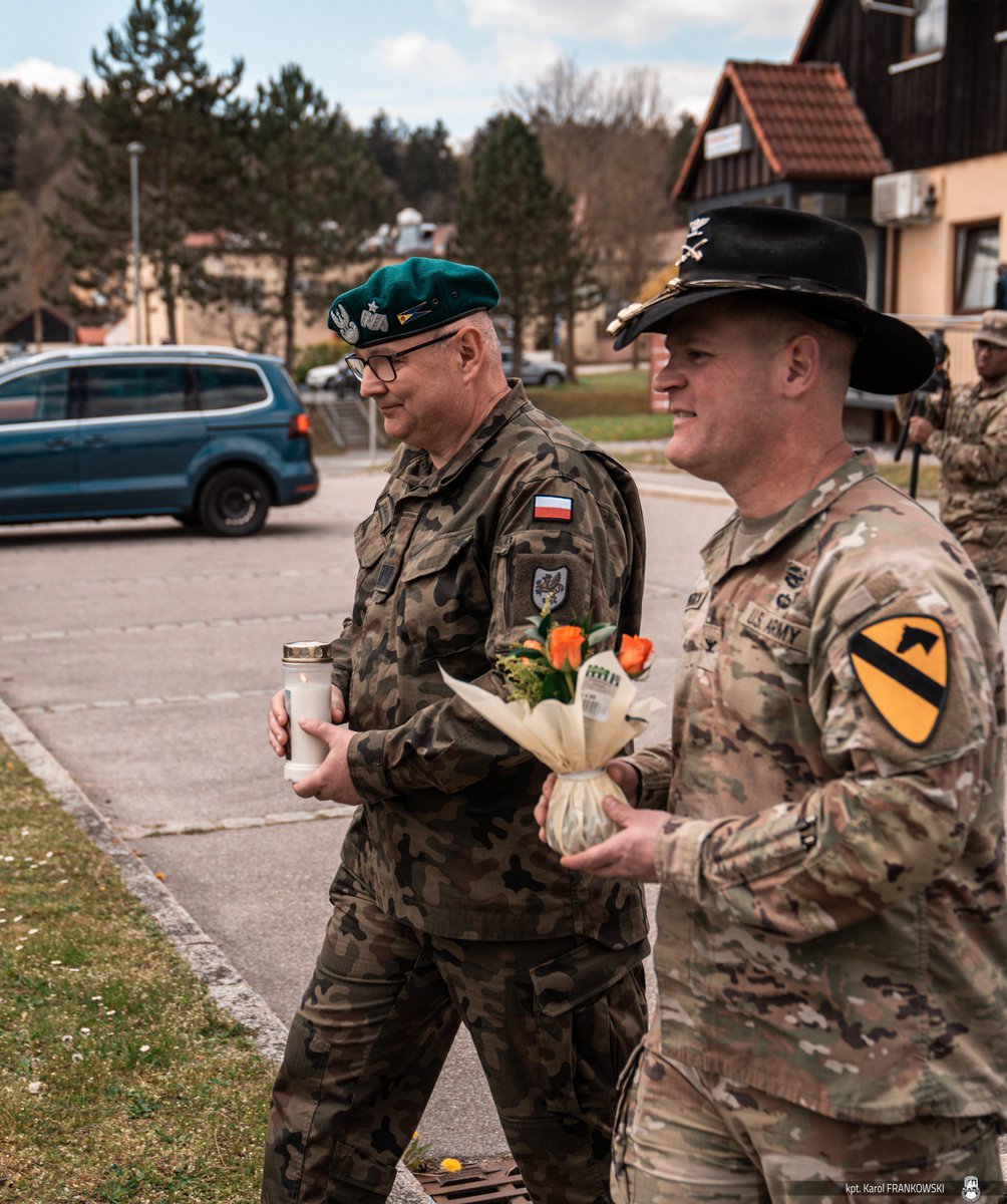 16Dywizja's tweet photo. Podczas szkolenia w Hohenfels delegacja żołnierzy #16DZ oraz #2ABCT złożyła kwiaty i znicz pod pomnikiem upamiętniającym wyzwolenie jeńców wojennych, których uratowała w 1945 roku 65 Dywizja Piechoty.
#Pamiętamy #Hohenfels #CombinedResolve #WeAreNATO #StrongerTogether https://t.co/Wr7S3iAsa4