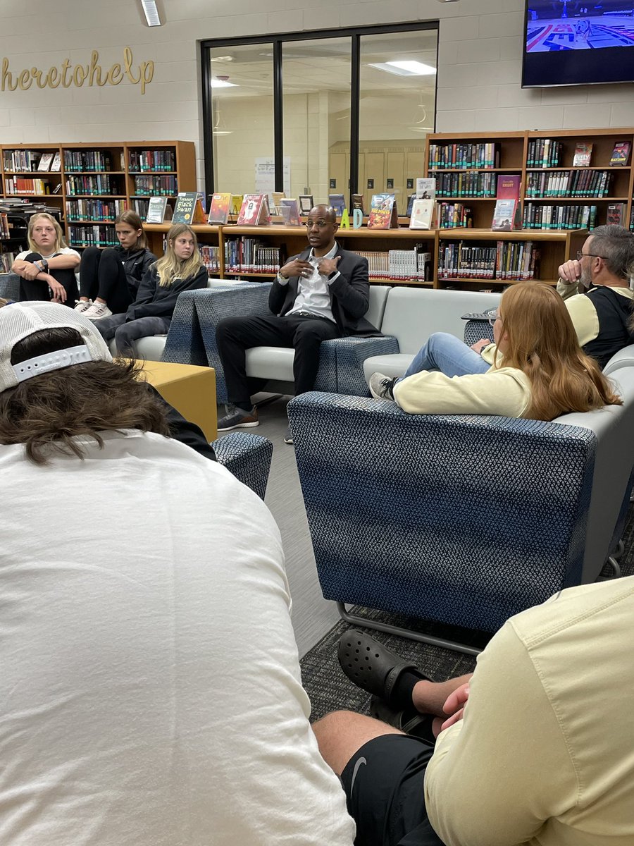 bulldogsofphs's tweet photo. Thank you to @coachyeargin for spending time investing in the Captains Club student-athletes this morning! #LeadDogs @SCHSL @PendletonHigh @AndersonSD4 @DChrisA4 https://t.co/CkcQCDAz0f