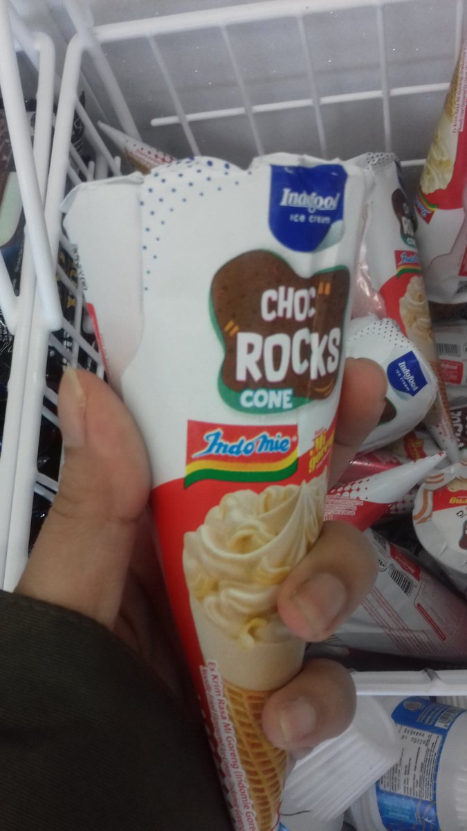 guys liat apa yg aku temuin di Indomaret Pulo Timaha?! yupssiii #ChocRocksXIndomie ahahhayy akhirnya bisa nyobain ice cream ini. btw, ini beneran ada kriuk2 mienya tau. Rasanya? cobain aja sendiri 🫵 #IndofoodIceCream
