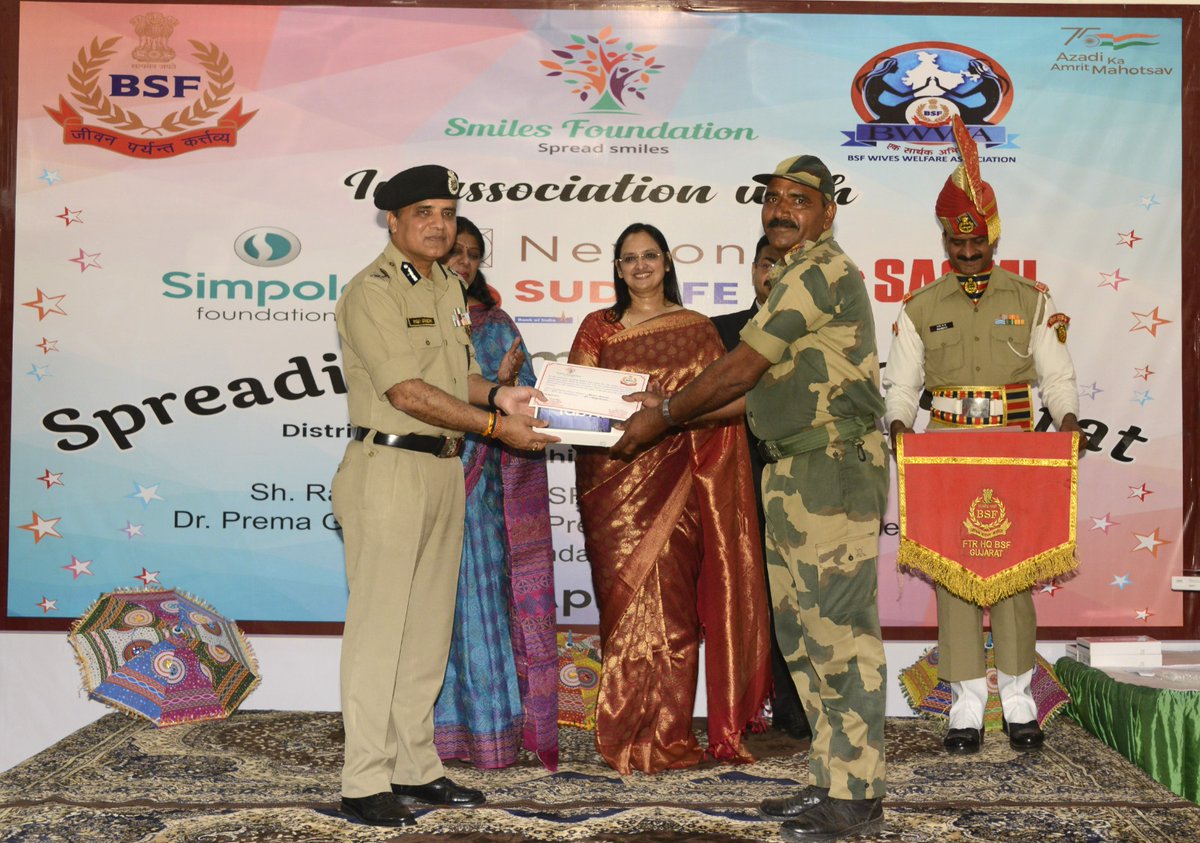 BSF_Gujarat's tweet photo. The initiative will provide children with better educational facilities and also help them in preparations for NEET, JEE, UPSC and other competitive exams. #EqualOpportunities 
#BetterFuture #SmilesFoundation #BWWA
@SmilesFn https://t.co/BQOWgzWESO