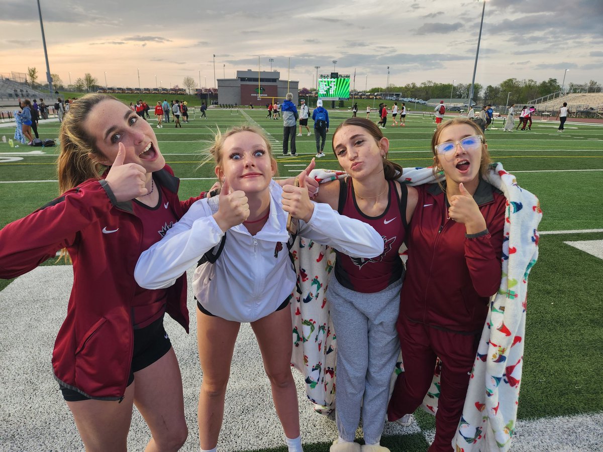 The freshman 4x400 finished off the meet with a solid 🥉performance, knocking 18 seconds off seed time.