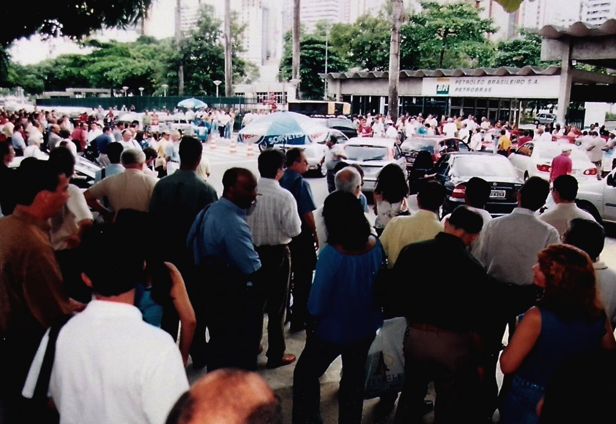 SindipetroBahia's tweet photo. #TBT Com grande participação dos petroleiros e petroleiras eram realizadas as assembleias nas campanhas reivindicatórias da categoria. Esta assembleia aconteceu no ano de 2004, em frente ao EDIBA (hoje Torre Pituba)
.
#sindipetroba #ediba #torrepitiba https://t.co/AGUzsIizgX