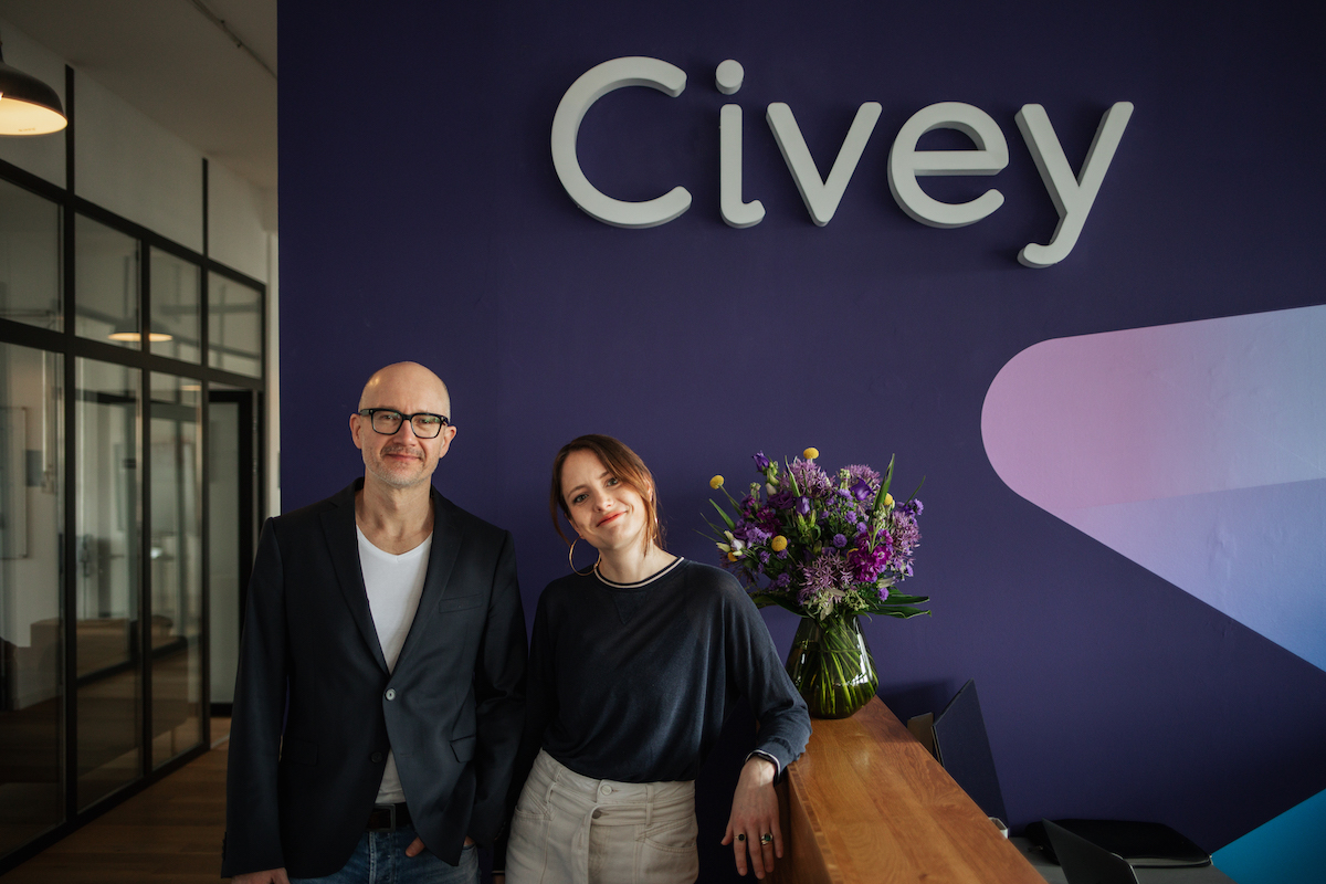 Heute gibt es etwas zu feiern bei Civey: Endlich können wir unser neues #Branding mit der Welt teilen! 💜Bei einem Glas Schampoansch (Civeylian für Champagner) haben wir heute im Büro gefeiert. Doch was bedeutet unser neues Branding eigentlich? Infos im Thread 👇(1/5)
