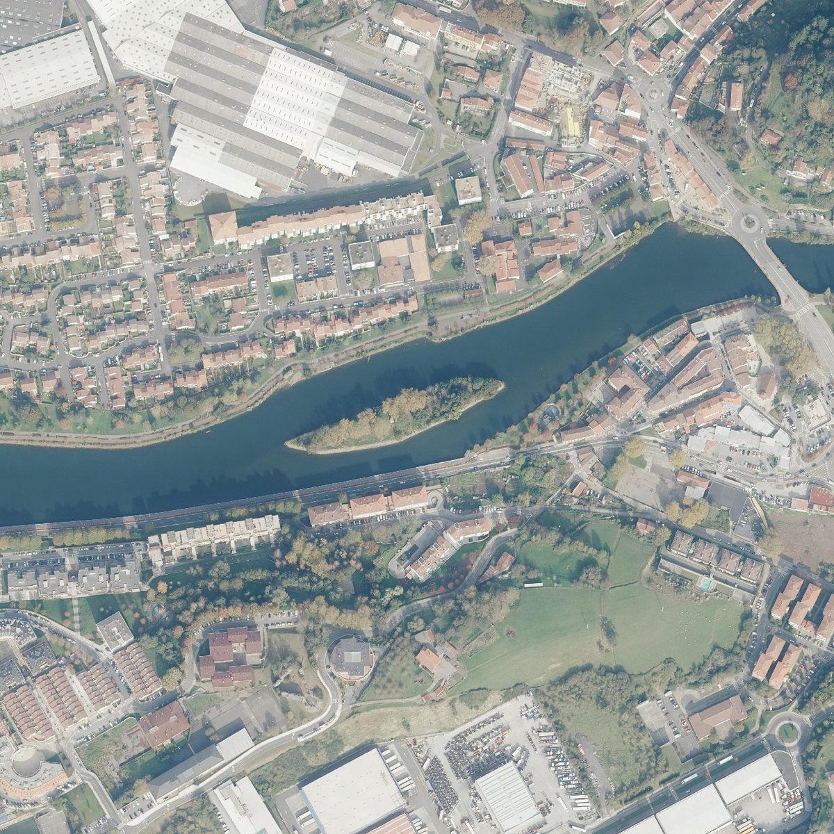 IGNSpain's tweet image. 🧐 ¿#SabíasQue esta isla cambia cada 6 meses de nacionalidad? ¿Sabes decirnos dónde está?

👉 Pista: Está situada en la frontera con Francia 

➡️ ¡Visita nuestra #FototecaDigital para ver este vuelo de 2020 y muchos más!🛩️  

👉 mtr.cool/ugouqnccwk 

#IGNSpain #CNIG @mitmagob