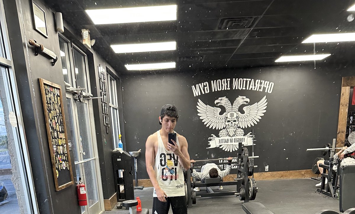 CapStrawHat's tweet photo. I never post gym pics but this stringer was hittin. #month11 https://t.co/pU8HWzbnfO
